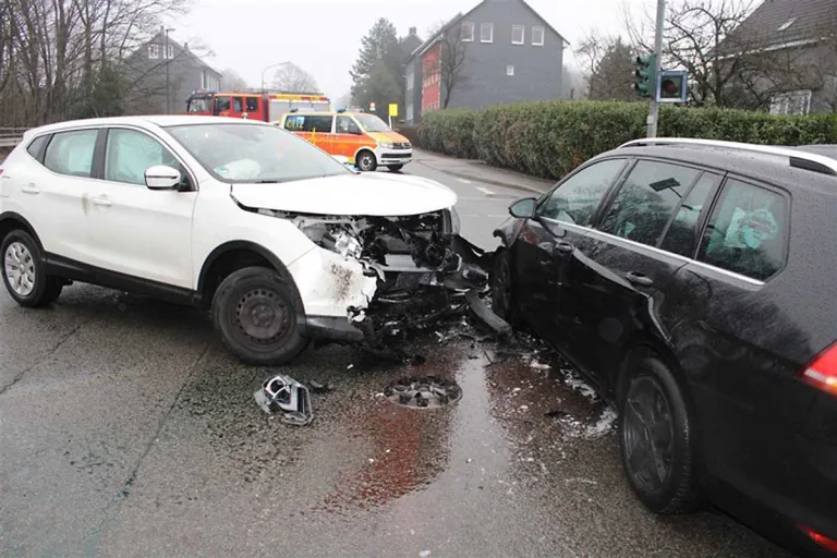 Wermelskirchen - Gegenverkehr beim Abbiegen übersehen