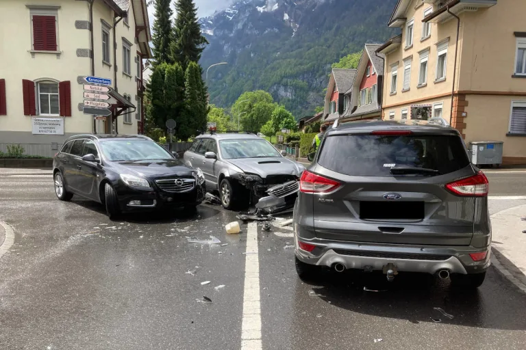 Mollis GL – Heftige Kollision zwischen drei Fahrzeugen