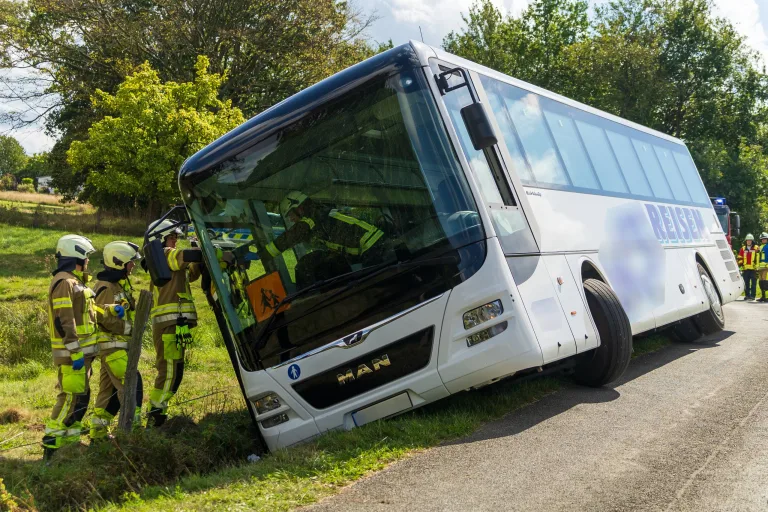 Iserlohn – Schulbus gerät mit sechs Kindern in Graben