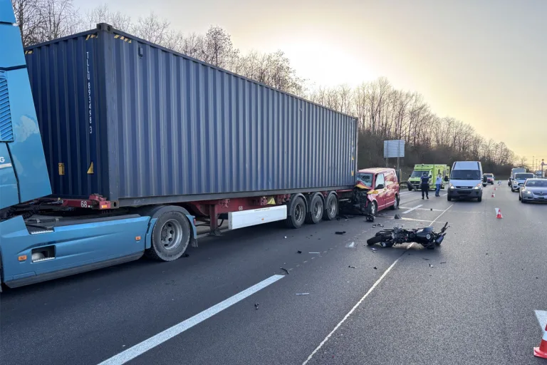 A2 Pratteln BL – Drei Verletzte bei Unfall mit vier Fahrzeugen