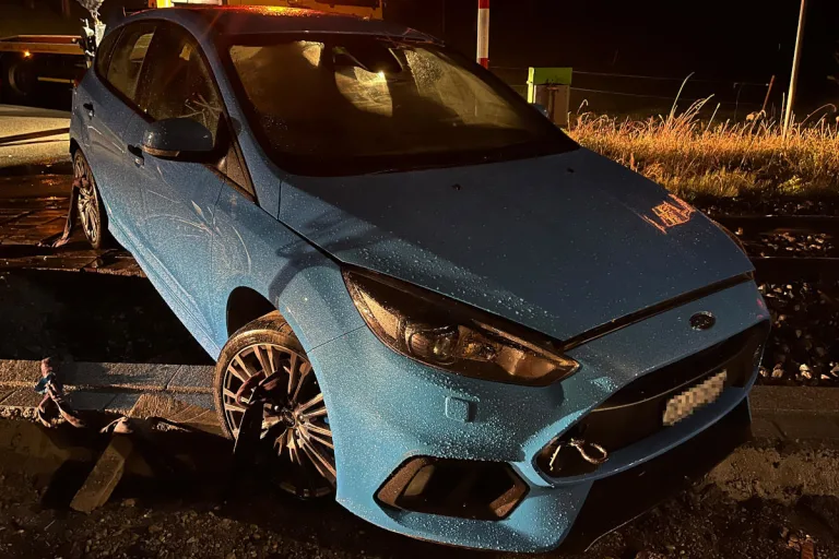 Wängi TG - Mit Auto auf Bahngleis steckengeblieben