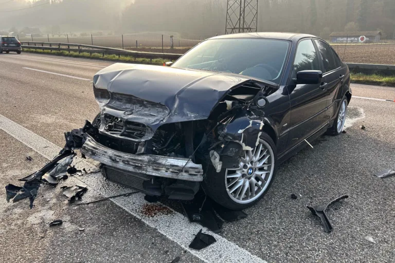 A3 Rheinfelden AG – BMW reisst Leitplanke aus Verankerung