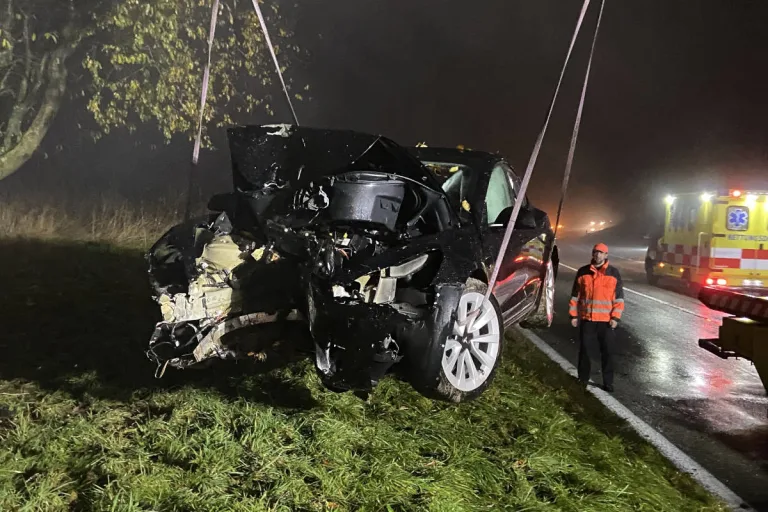 Zeiningen AG – Kollision mit Baum fordert zwei Verletzte