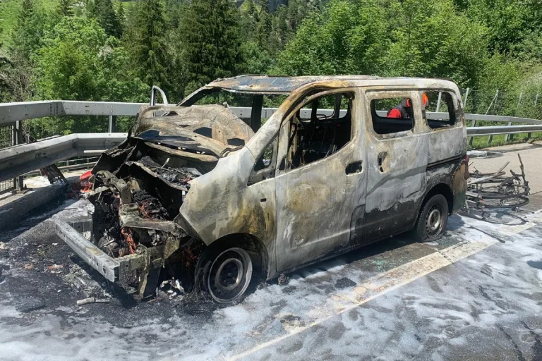 Zillis GR - Fahrzeug fing bereits im Tunnel zu brennen an