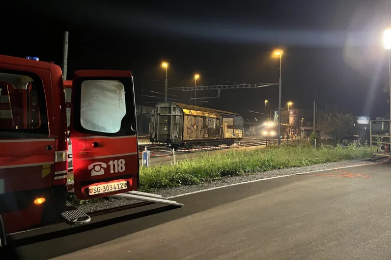 Schwarzenbach SG - Ätzende Flüssigkeit aus einem Güterwagon  ausgelaufen 