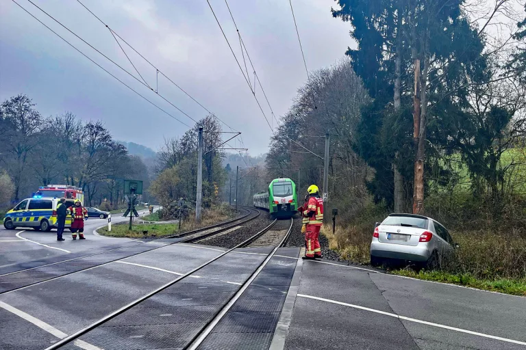 Velbert NW – Auto von Zug an Bahnübergang erfasst