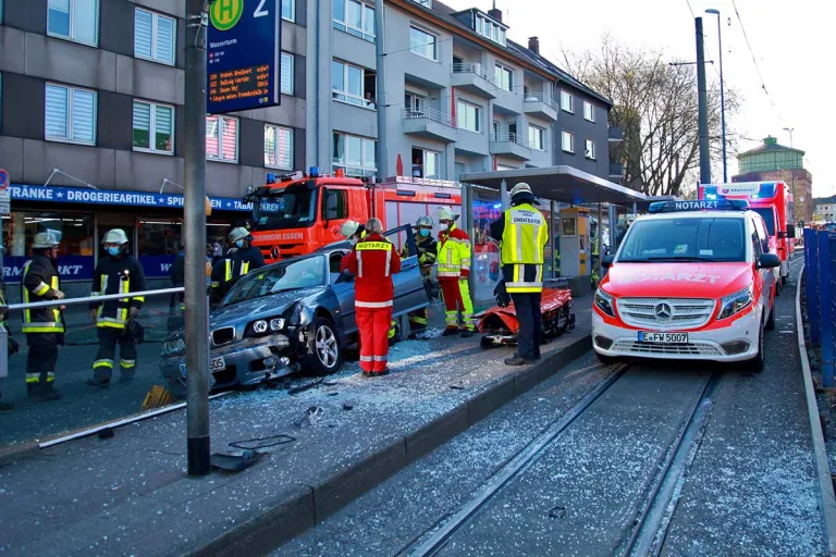 Essen - BMW fährt in Haltestelle der Ruhrbahn