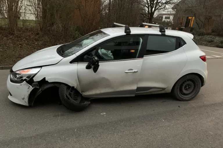 Dörflingen SH - Kollision aufgrund Sekundenschlaf erfordert Totalschaden   