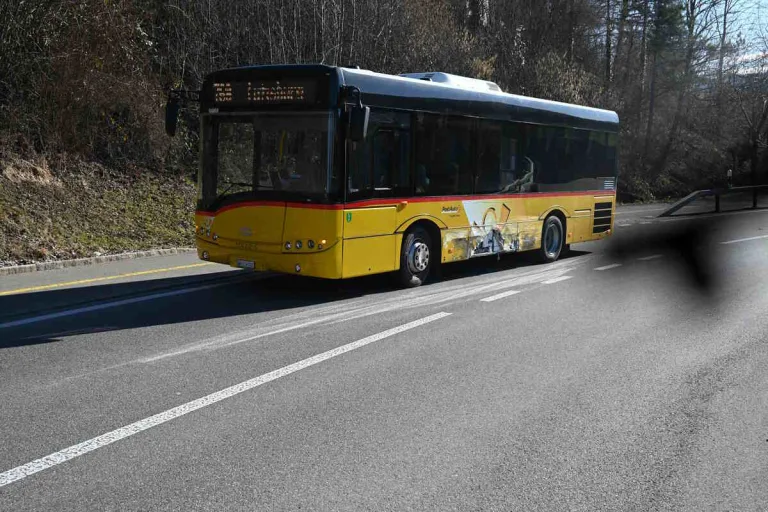Ganterschwil SG - Mit einem Postauto kollidiert 