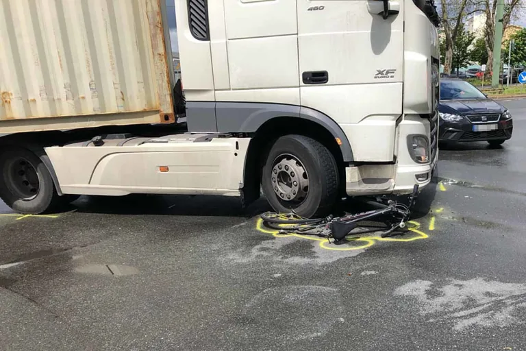 Duisburg - Lkw erfasst Radfahrer
