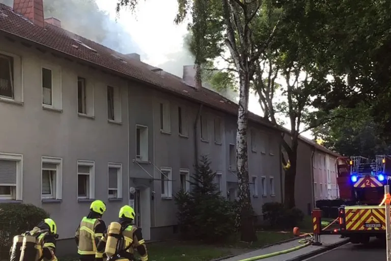 Gelsenkirchen NW – Bewohnerin bei Dachstuhlbrand gerettet