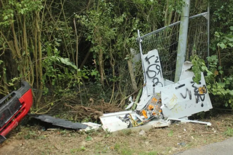 Aachen – Verfolgungsfahrt endet für Flüchtigen verletzt und mit Totalschaden