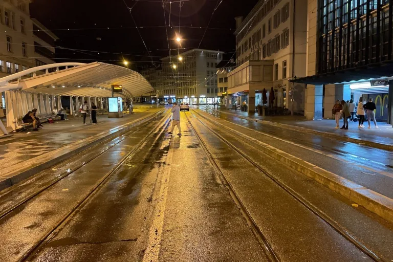 Stadt St. Gallen - Abgelenkter Autofahrer übersieht Fussgänger