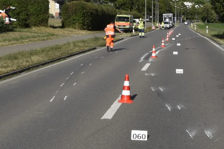 Adlikon b. Regensdorf ZH - Fussgänger nach Kollision mit Sattelschlepper schwer verletzt