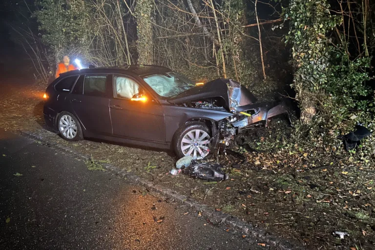 Schwerer Unfall in Niederwil SG – Lenker prallt gegen Baum