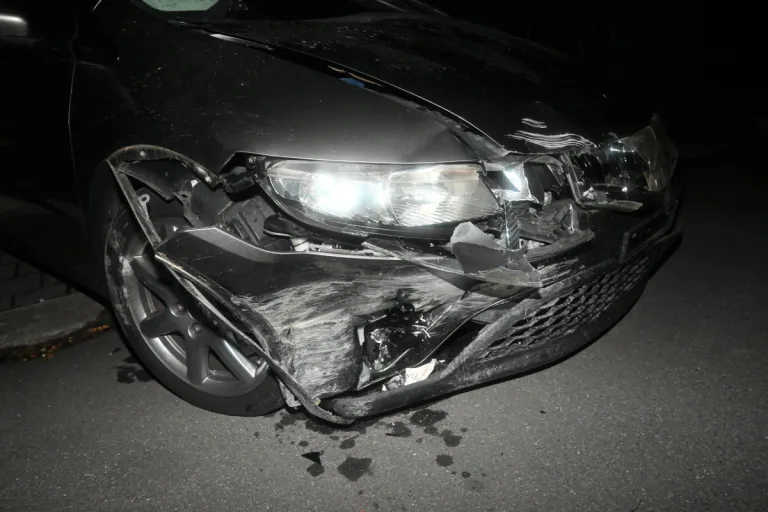 Azmoos SG – Auto prallt gegen Mauer