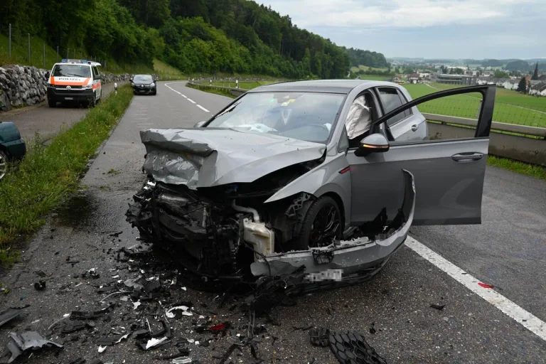 Züberwangen SG - Heftiger Unfall fordert zwei Verletzte