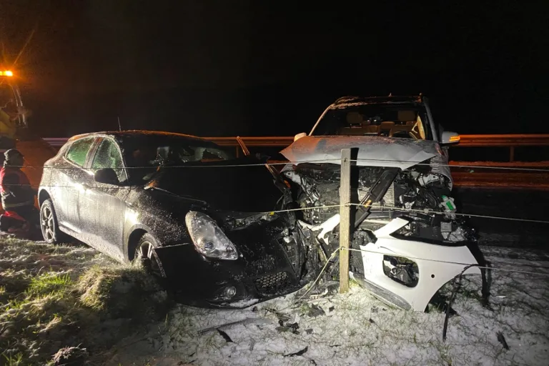 Totalschaden in Beinwil AG - Frontalkollision auf schneebedeckter Strasse fordert zwei Verletzte