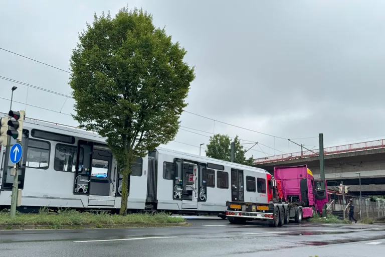 Neuss NW – Zwei Verletzte bei Unfall von Lkw und Straßenbahn