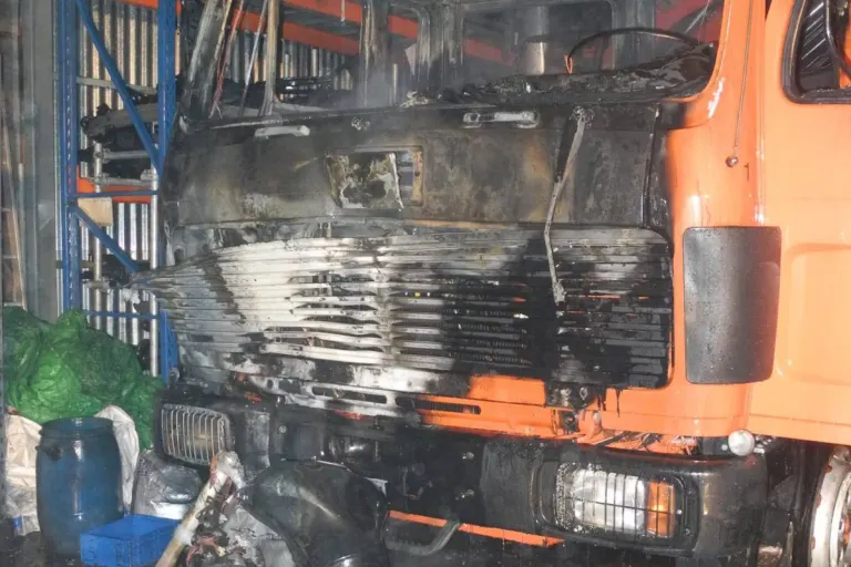 Lastwagen und Motorrad nach Brand in Einstelhalle in Reichenburg SZ zerstört