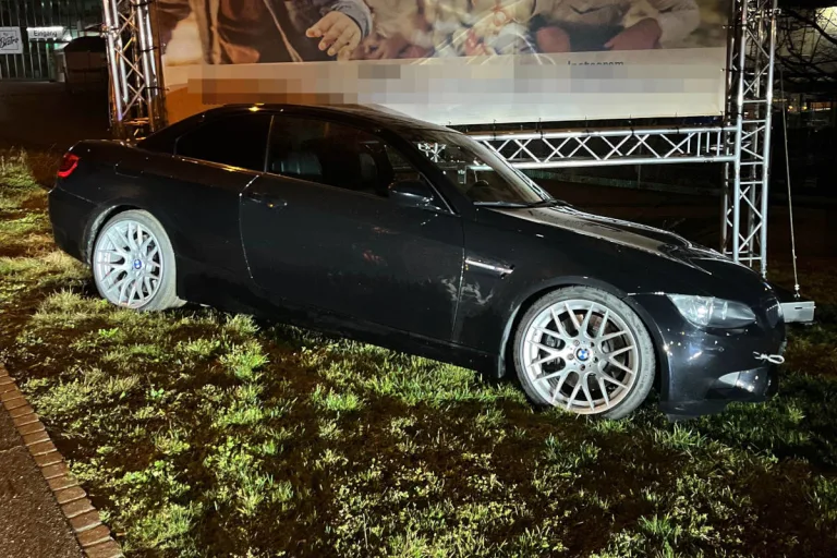 Hägendorf SO: Mit BMW in Reklamegerüst gelandet