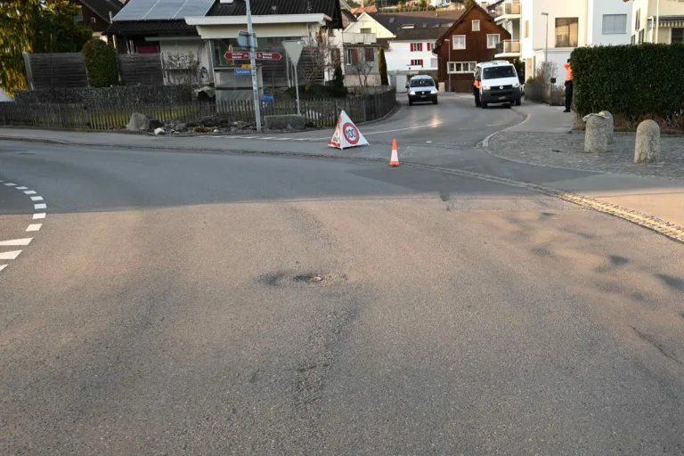  Unfall in Balgach SG - Auto prallt in E-Bikefahrer