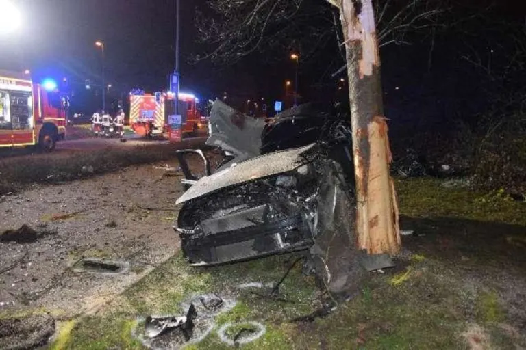 Hameln NI - 32-Jähriger stirbt bei schwerem Unfall 