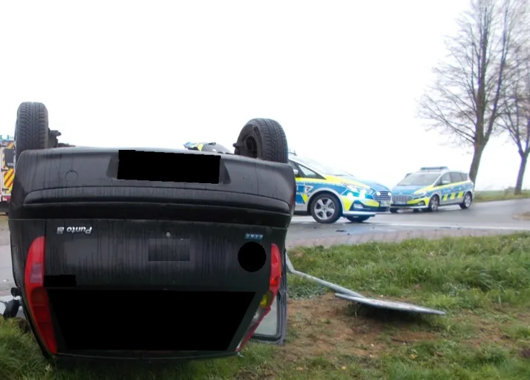 Minden -  Auto überschlägt sich nach Zusammenstoß