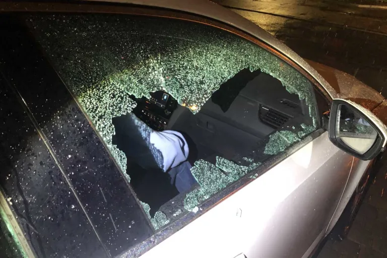 Bad Kreuznach - PKW mit Flasche beworfen