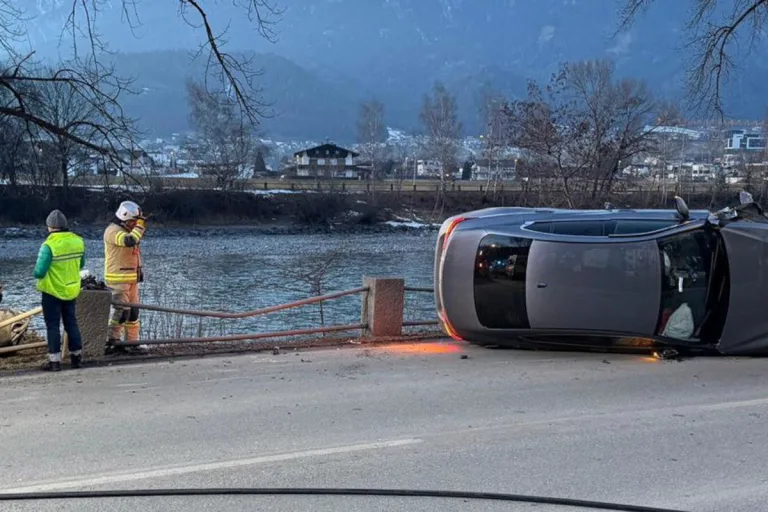Schwaz – Sekundenschlaf führt zu Unfall mit Kindern im Auto