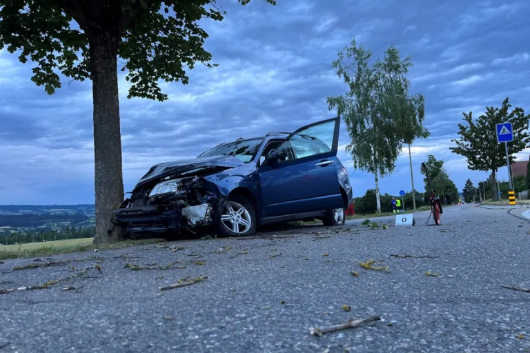Ottenbach ZH - Beim Unfall haben sich zwei Personen verletzt
