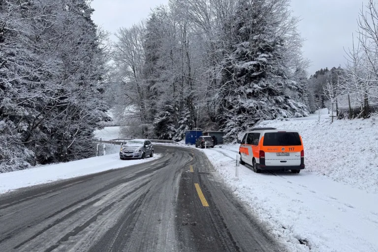 St.Gallen – Auf schneebedeckter Strasse verunfallt