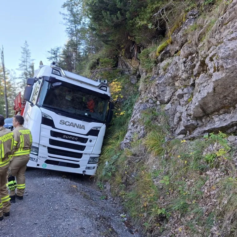 Vomp – Lkw bleibt auf Forstweg im Vomperloch stecken