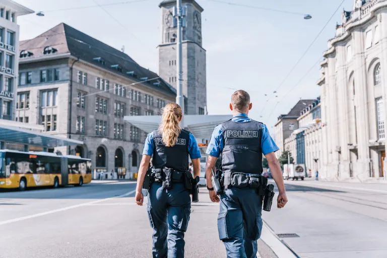 St.Gallen – Mann geht aggressiv auf Polizisten los 