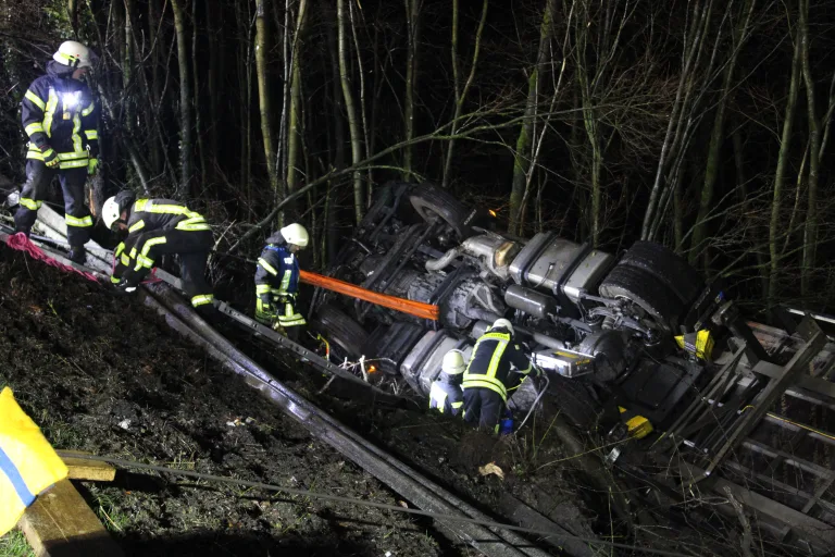 A2 Bad Salzuflen – 40 Tonner stürzt metertief Böschung hinunter