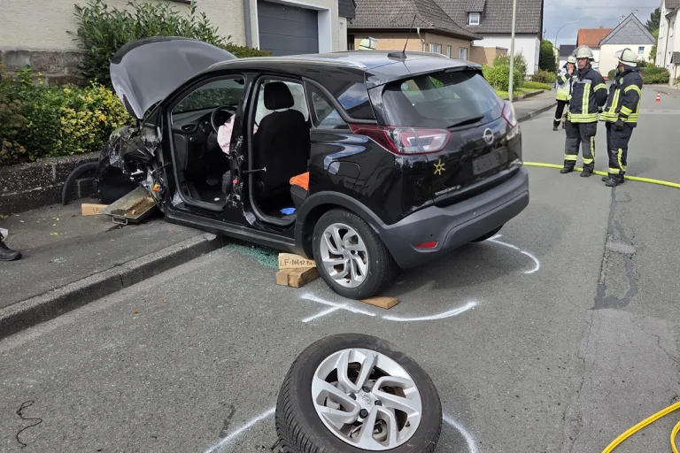 Arnsberg NW – Unfall von zwei Pkw mit eingeklemmter Person