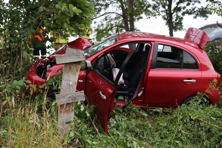 Schwerer Unfall in Rödinghausen NW - Gegen einen Baum geprallt 