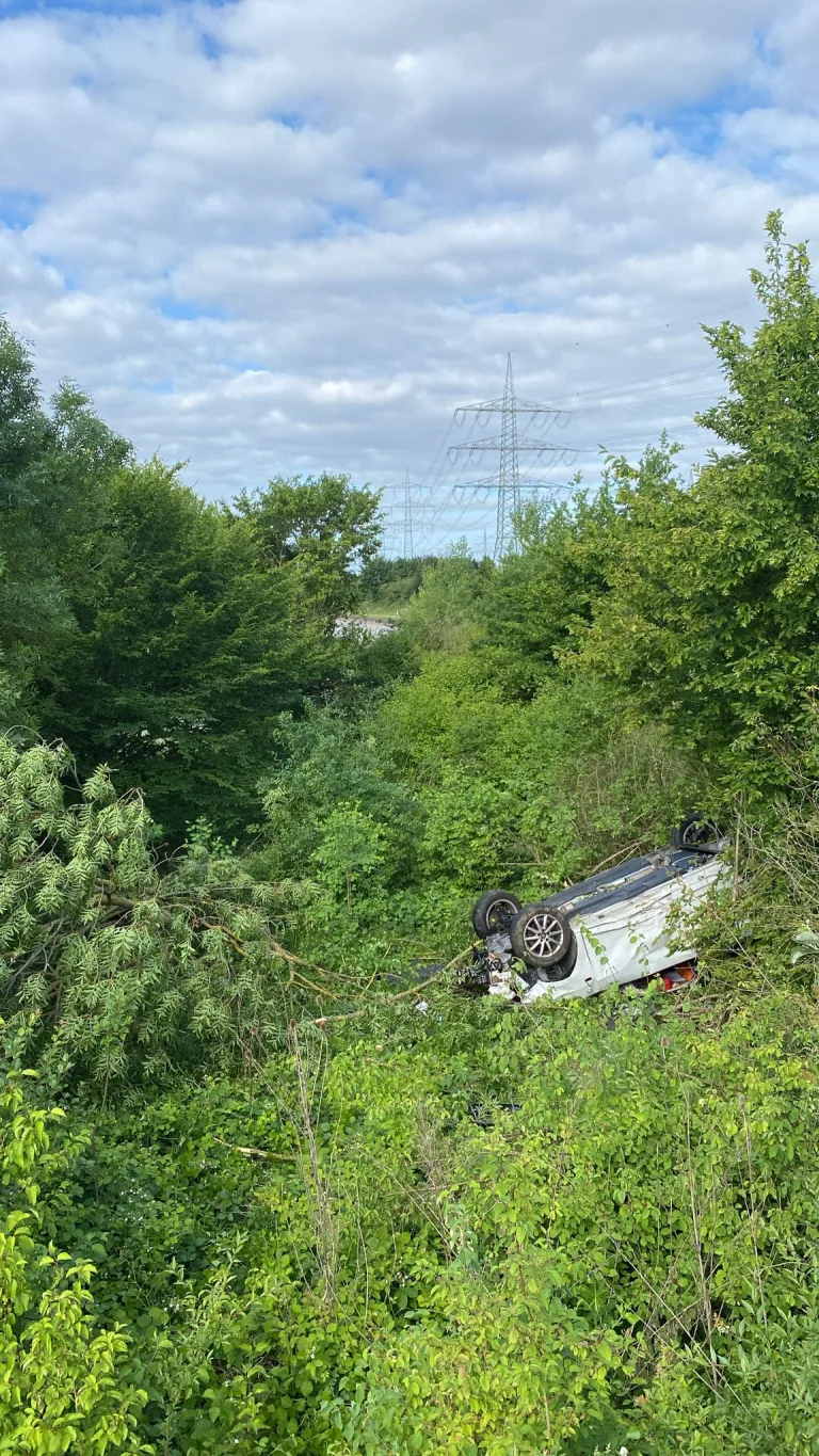 Wiesbaden – Autofahrer nach Unfall und Überschlag schwer verletzt