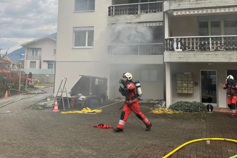 Näfels GL - In einem Mehrfamilienhaus brannte es