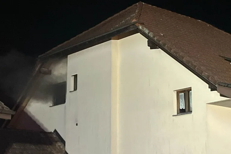 Dulliken SO - Brand in einer Dachstockwohnung führt zur Evakuierung von mehreren Menschen 