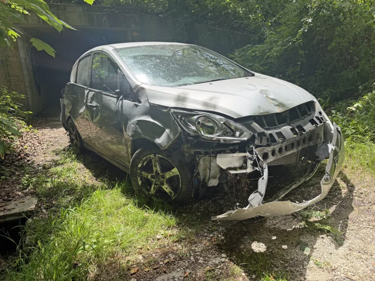 A2 Sursee LU – Auto stürzt bei Unfall Böschung hinunter