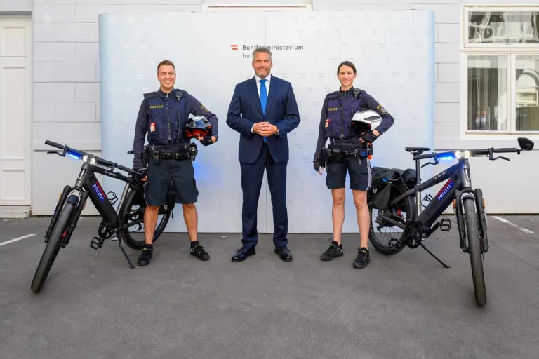 Modernisierungsoffensive - Neuhammer übergibt hochmoderne E-Bikes an Wiener Polizei 