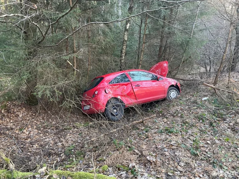 Queidersbach ~ Autofahrerin nach Unfall aus Pkw geschnitten