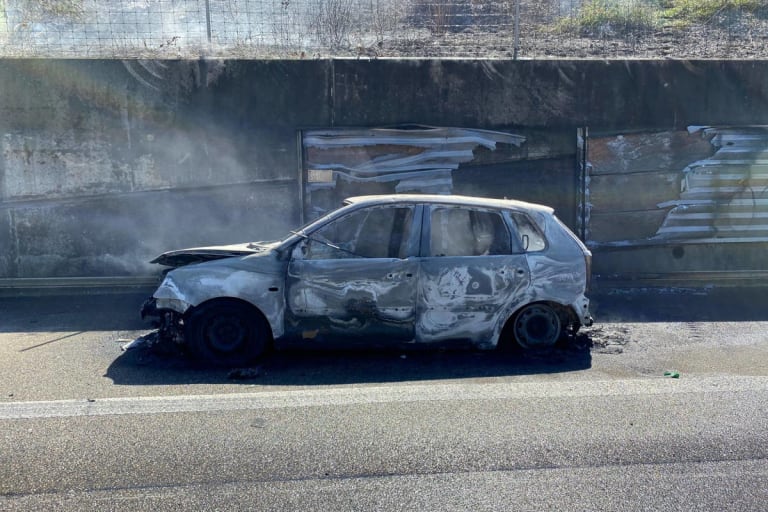 A2 Muttenz BL – Personenwagen bei Brand vollends zerstört – eine Person verletzt