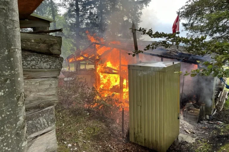 Hitzkirch LU - Jagdhütte in Vollbrand