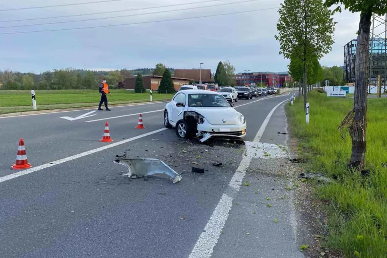 Baar ZG - Alkoholisierte Autofahrerin kracht gegen Baum