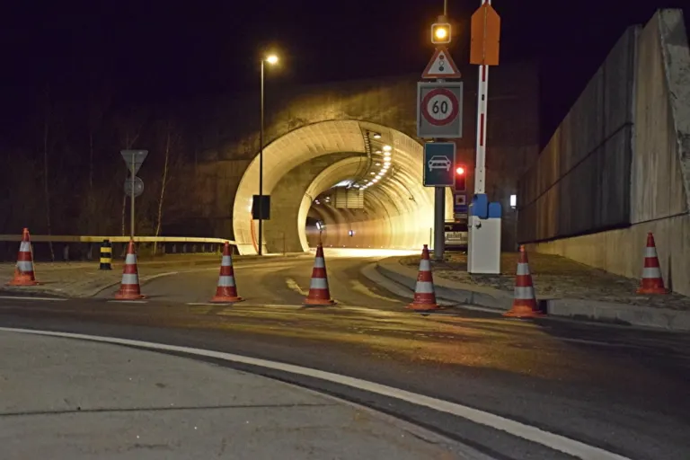 Flüelen UR - Gegen eine Barriere geprallt und in den gesperrten Flüelertunnel gefahren 