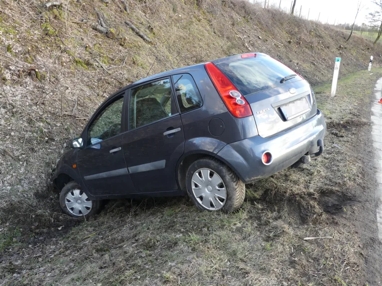 Alkoholisierter Autofahrer verursacht Unfall und flüchtet - Führerschein weg!