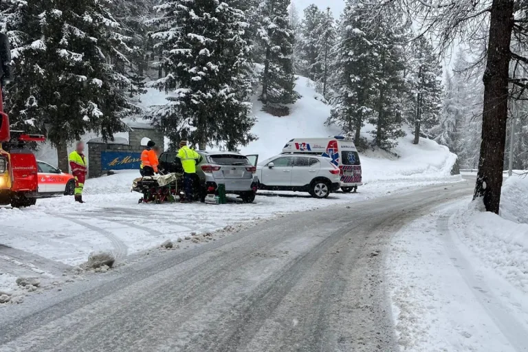Champfèr GR - Auf schneebedeckter Fahrbahn in den Gegenverkehr geraten 