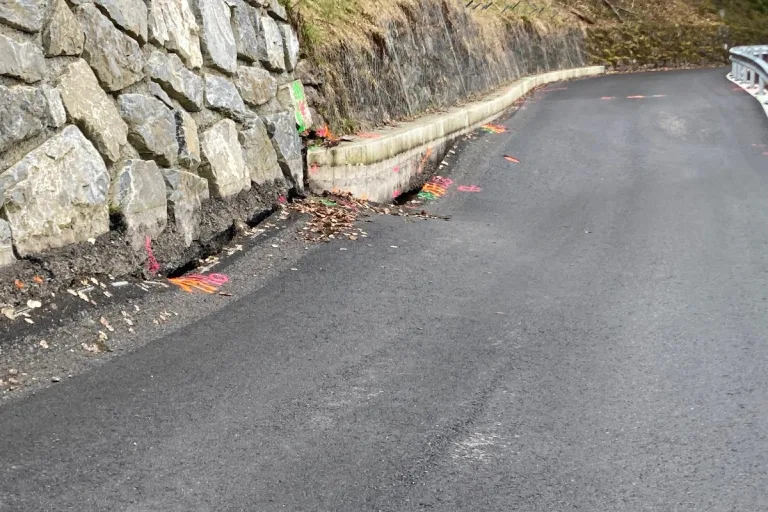 Schwanden GL - Evakuierung Niderentalstrasse aufgehoben - Strasse bis zur Seilbahn Kies - Mettmen bleibt gesperrt